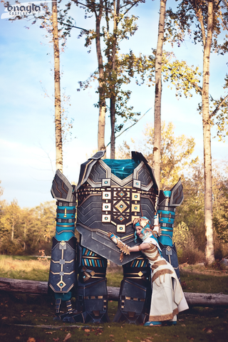 Illustration for article titled Guild Wars 2 Cosplay Includes 9-Foot-Tall Golem
